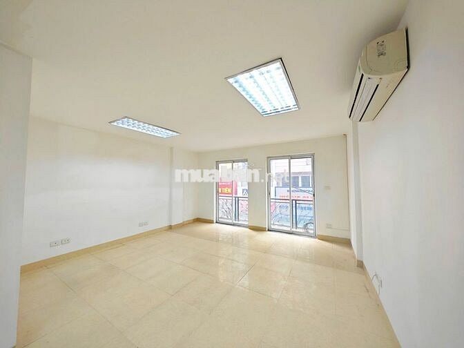Cho thuê VP Cát Linh 75m2 8tr thoáng trước sau nhà mới ngay sát ga tàu