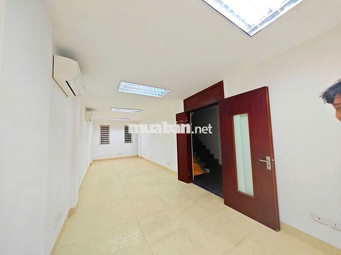 Cho thuê VP Cát Linh 75m2 8tr thoáng trước sau nhà mới ngay sát ga tàu