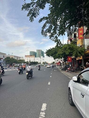 CHO THUÊ NGUYÊN CĂN MẶT TIỀN ĐƯỜNG NGUYỄN HỮU THỌ.