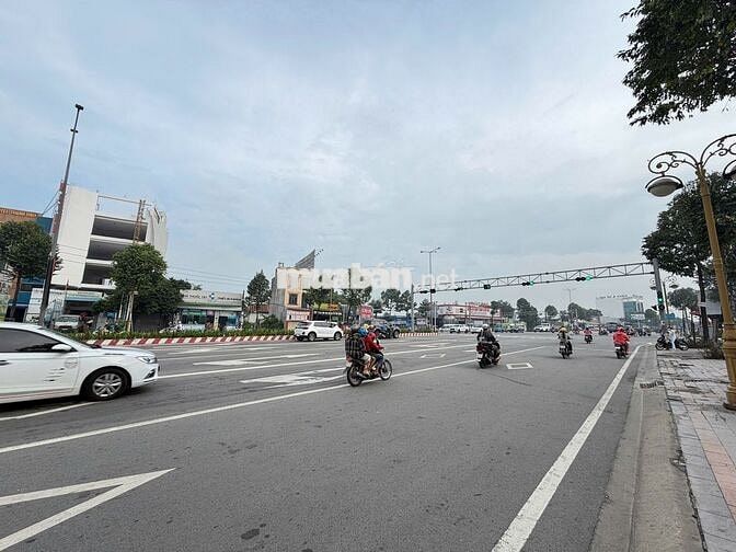 10.4 MẶT TIỀN PHẠM NGỌC THẠCH NGAY NGÃ 4