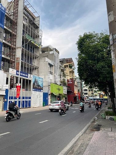 BÁN GẤP NHÀ MẶT TIỀN CẤP 4, KHU VƯCJ THUÊ ĐỒ CƯỚI HỒ VĂN HUÊ