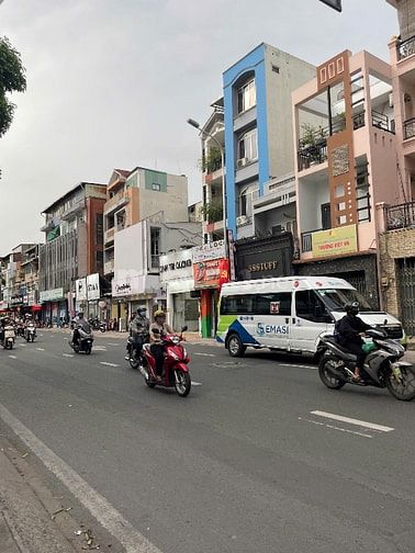 BÁN GẤP NHÀ MẶT TIỀN CẤP 4, KHU VƯCJ THUÊ ĐỒ CƯỚI HỒ VĂN HUÊ