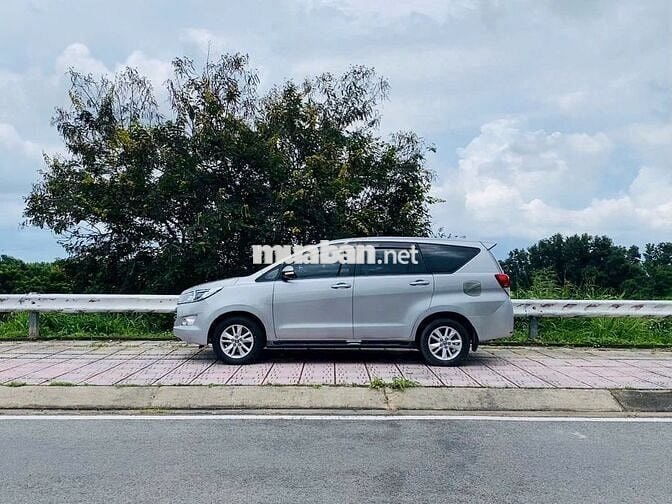 Toyota Innova 2016 2.0E - 180000 km