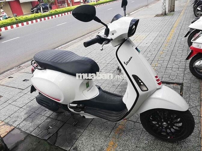 Vespa Sprint 150cc - màu trắng