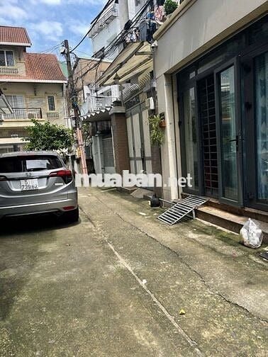 Quá rẻ ! Dtsd 54m² , chỉ 1.55 tỷ, nhà 3 tầng ngay Trường Chinh.3m x 6m
