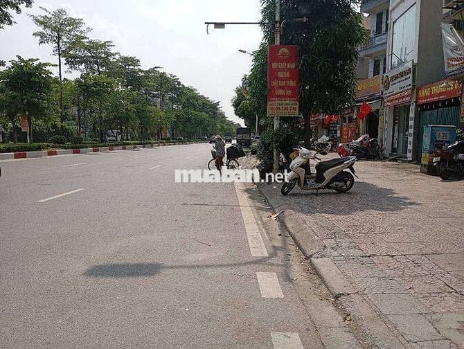 Bán đất tặng nhà 3 tầng, phố Ngọc Trì- Thạch Bàn, ô tô vào nhà,
