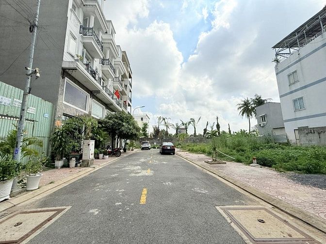 BÁN ĐẤT: chính chủ Sổ hồng riêng 4.3x11.8m ngay Hà Huy Giáp đường 11M 