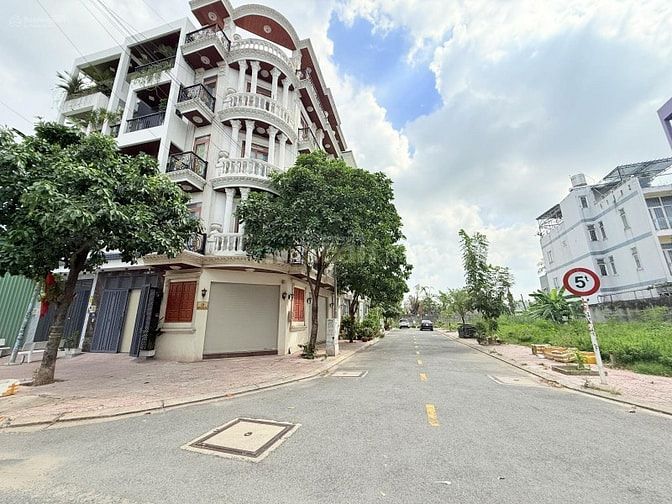 BÁN ĐẤT: chính chủ Sổ hồng riêng 4.3x11.8m ngay Hà Huy Giáp đường 11M 