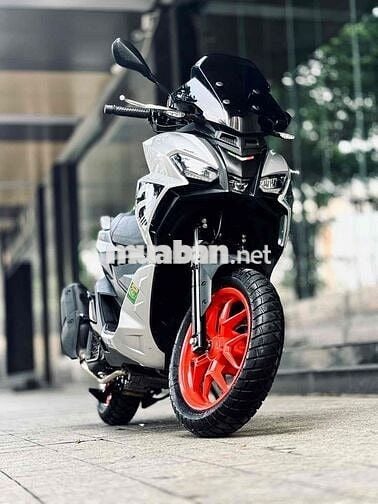 Aprilia SR GT 200