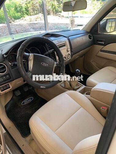 Ford Everest 2012 2.5L 4x4 MT - 400000 km