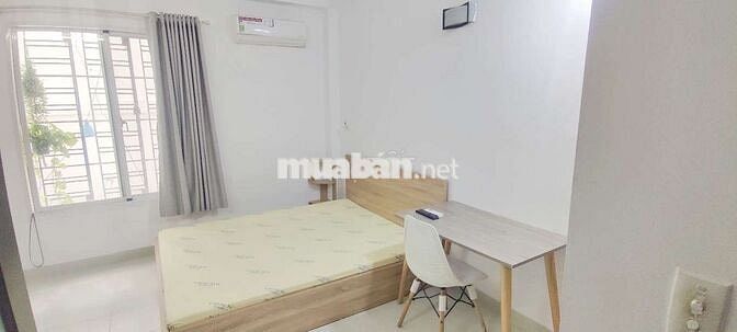Phòng cửa sổ lớn full nội thất Q1