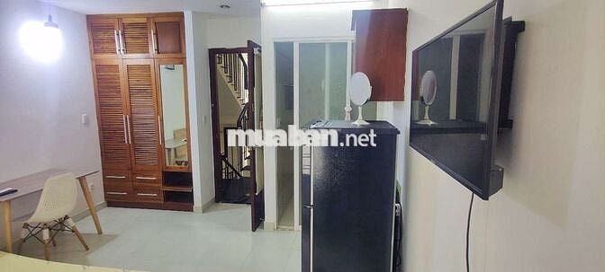 Phòng cửa sổ lớn full nội thất Q1