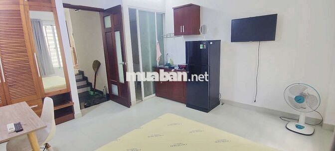 Phòng cửa sổ lớn full nội thất Q1