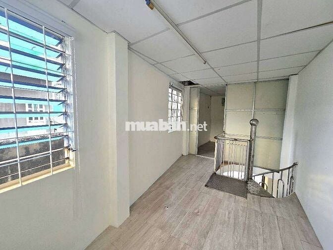 NHÀ MẶT TIỀN GẦN PHẠM VĂN ĐỒNG.DT 40M2.GIÁ NHỈNH 5 .TY