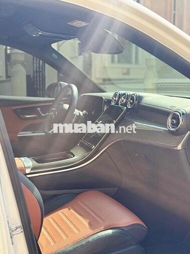 Mercedes Benz GLC Class 2023 - 8999 km mới nhất