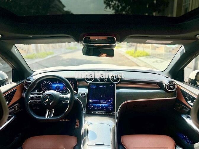 Mercedes Benz GLC Class 2023 - 8999 km mới nhất