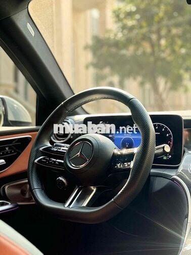 Mercedes Benz GLC Class 2023 - 8999 km mới nhất