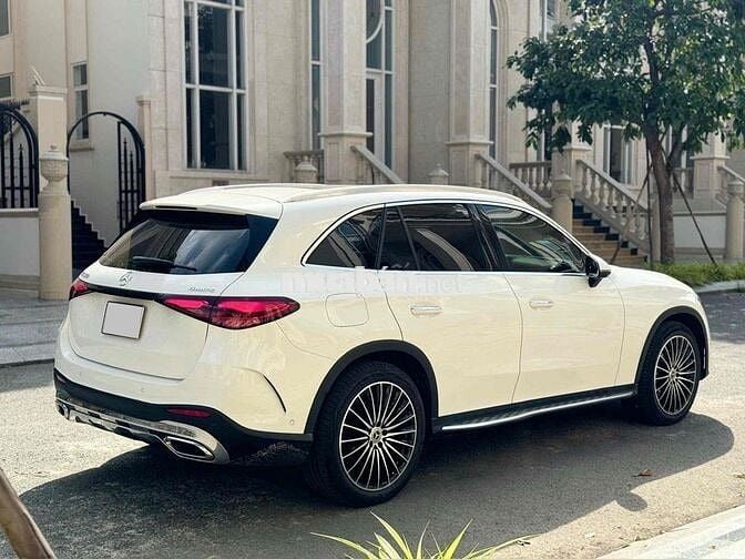 Mercedes Benz GLC Class 2023 - 8999 km mới nhất