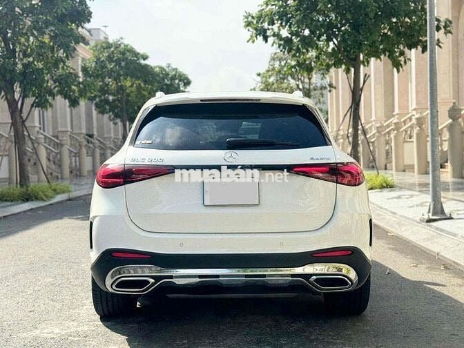 Mercedes Benz GLC Class 2023 - 8999 km mới nhất