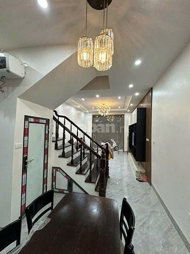Nhà hướng Đông sổ vuông mặt tiền 4,2m nhà dân xây cực kỳ chắc chắn. 