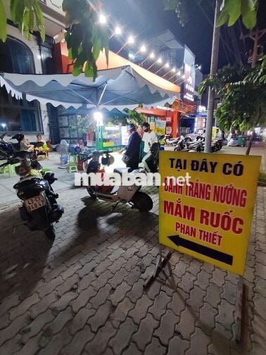Cho thuê mặt bằng vỉa hè buổi sáng