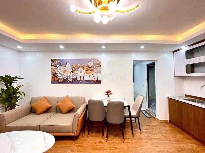 Bán nhà 4,5 tỷ mặt phố Phạm ngọc Thạch sổ đỏ 65 m tập thể tầng 3 đẹp