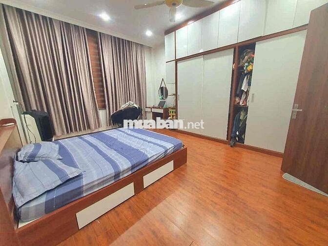 Bán nhà 4,5 tỷ mặt phố Phạm ngọc Thạch sổ đỏ 65 m tập thể tầng 3 đẹp