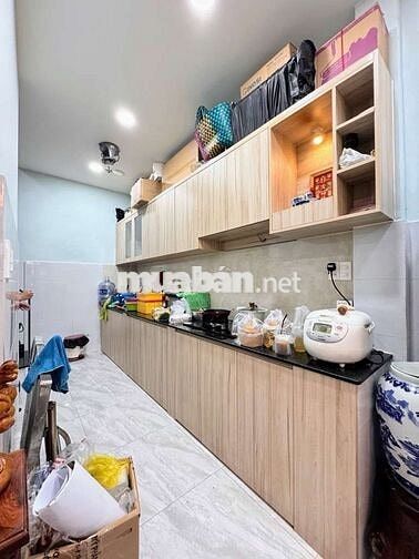 Chỉ Nhỉnh 4 tỷ xíu ! Nhà Gần Bệnh Viện, Trường Học, 2 Tầng, 4x12, Hxh.