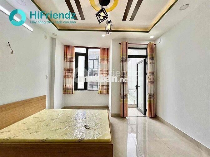PHÒNG BAN CÔNG FULL NỘI THẤT CÓ KỆ BẾP TỦ LẠNH NGAY CV LÀNG HOA