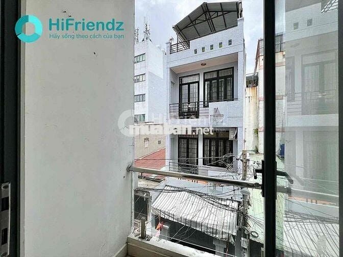 PHÒNG BAN CÔNG FULL NỘI THẤT CÓ KỆ BẾP TỦ LẠNH NGAY CV LÀNG HOA
