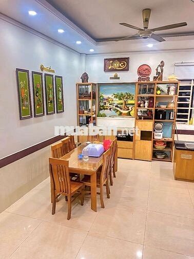 HXT 3 tầng BTCT 4PN, 4WC, ngay sát MT đường