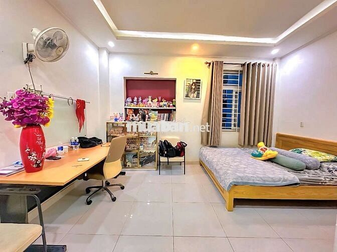 HXT 3 tầng BTCT 4PN, 4WC, ngay sát MT đường