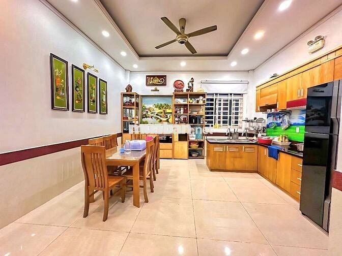 HXT 3 tầng BTCT 4PN, 4WC, ngay sát MT đường