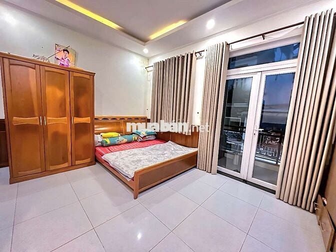 HXT 3 tầng BTCT 4PN, 4WC, ngay sát MT đường