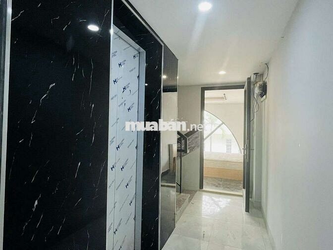 NHÀ MẶT TIỀN NGUYỄN HỮU THỌ CÓ THANG MÁY