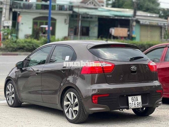 🔴 Kia Rio 2015 1.4 AT Hatchback - 46000 km
