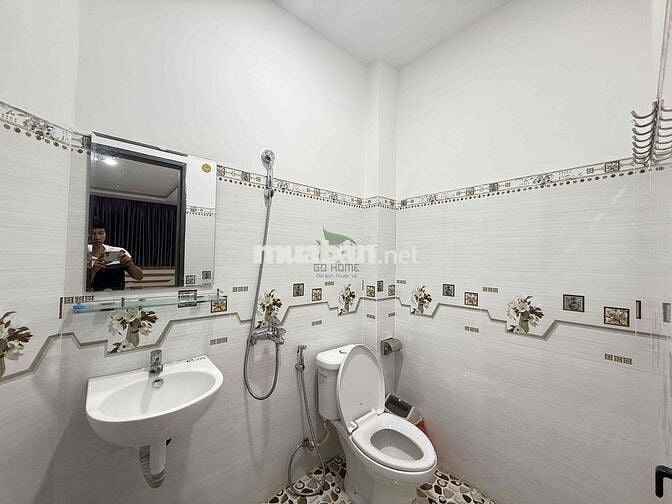 CHO THUÊ NHÀ 13 PHÒNG CÓ THANG MÁY KHU BÀN CỜ TRUNG TÂM THÀNH PHỐ GIÁ