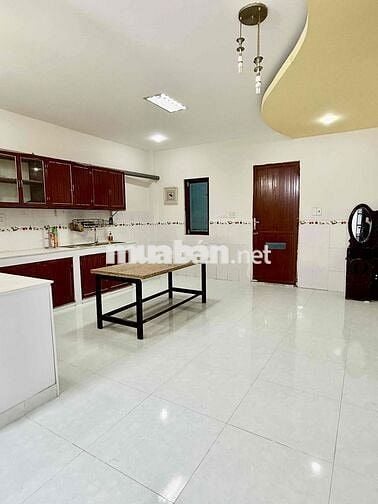Cho Thuê Tầng Trệt Rộng 50m2 1pn bếp rộng gần QL50