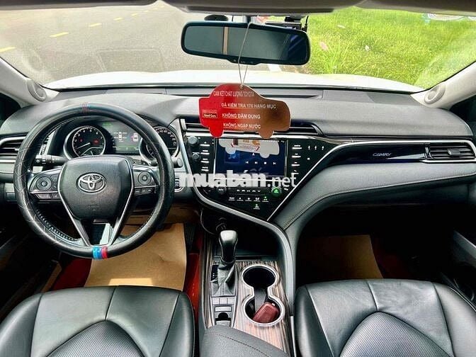 Toyota Camry 2.5Q 2019 màu trắng ngọc trai