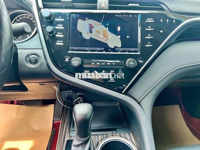 Toyota Camry 2.5Q 2019 màu trắng ngọc trai
