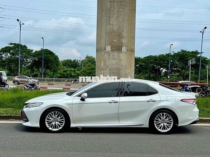 Toyota Camry 2.5Q 2019 màu trắng ngọc trai