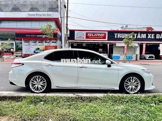 Toyota Camry 2.5Q 2019 màu trắng ngọc trai