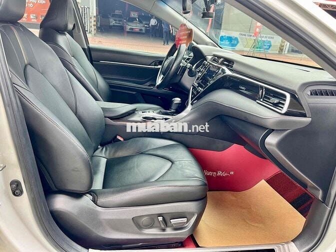 Toyota Camry 2.5Q 2019 màu trắng ngọc trai