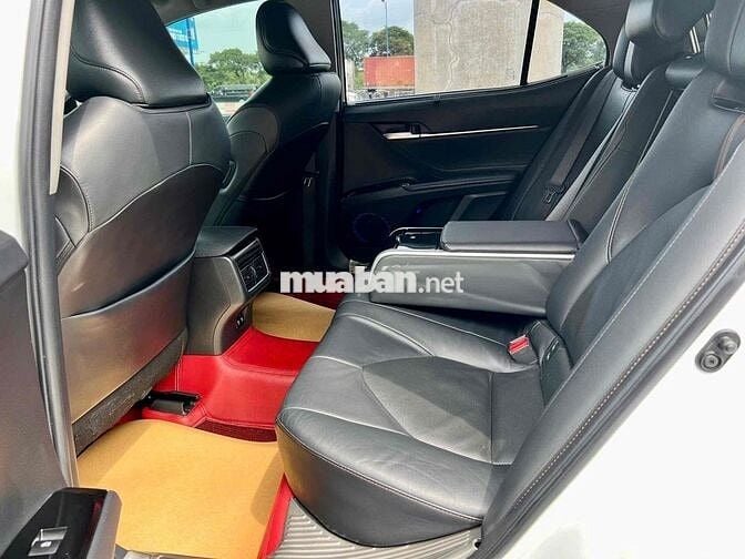 Toyota Camry 2.5Q 2019 màu trắng ngọc trai