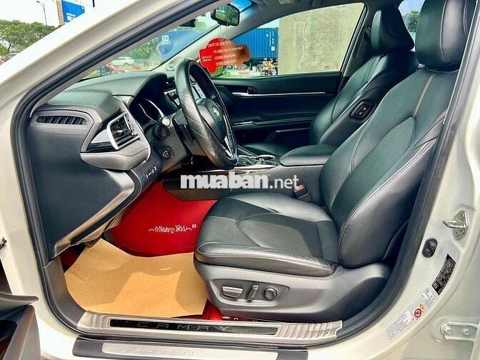 Toyota Camry 2.5Q 2019 màu trắng ngọc trai