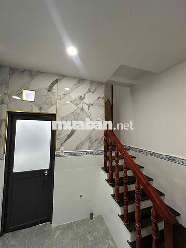 Nhà mặt tiền 1 trệt 1 lầu(4x10)Hóc Môn ngay cầu lớn giá 385 triệu.