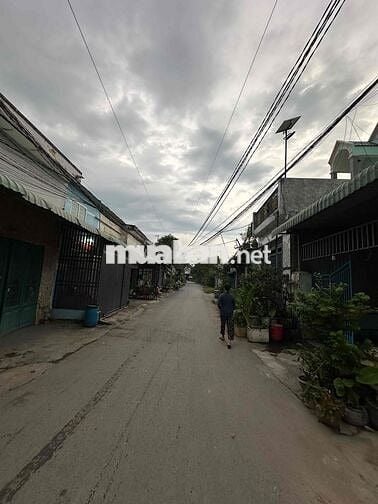 Nhà mặt tiền 1 trệt 1 lầu(4x10)Hóc Môn ngay cầu lớn giá 385 triệu.