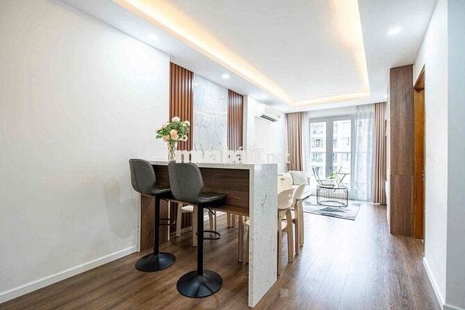 Cho thuê căn hộ 2 phòng ngủ. chung cư Sky Center. gần sân bay TSN