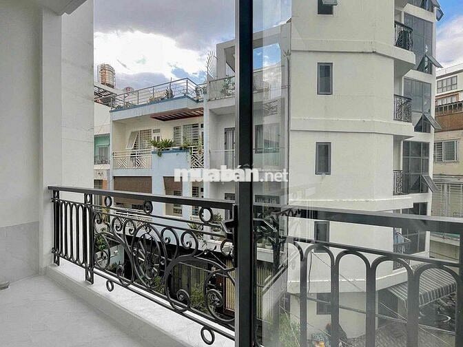 Cho thuê căn hộ ban công full nội thất mới 100%. Nguyễn Trãi Quận 1