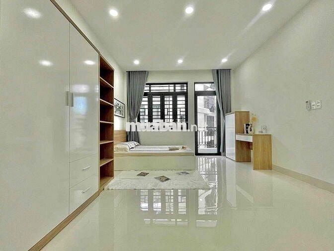 Cho thuê căn hộ ban công full nội thất mới 100%. Nguyễn Trãi Quận 1